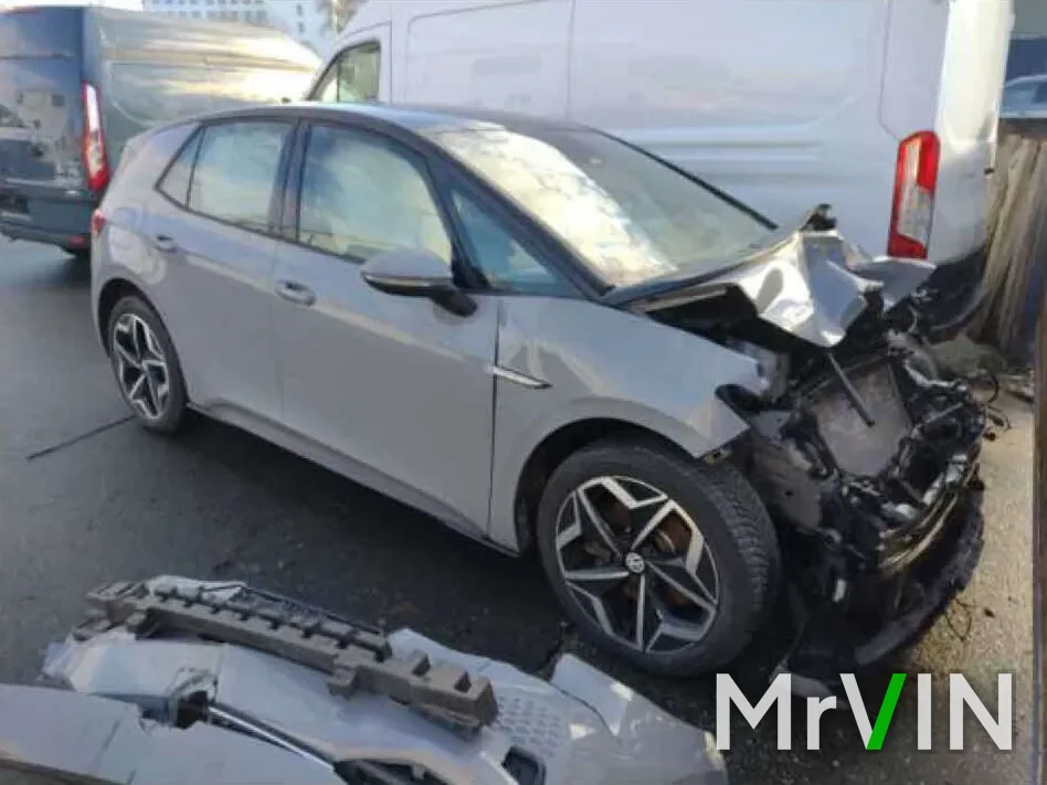 A grey Volkswagen ID.3 with a destroyed front end